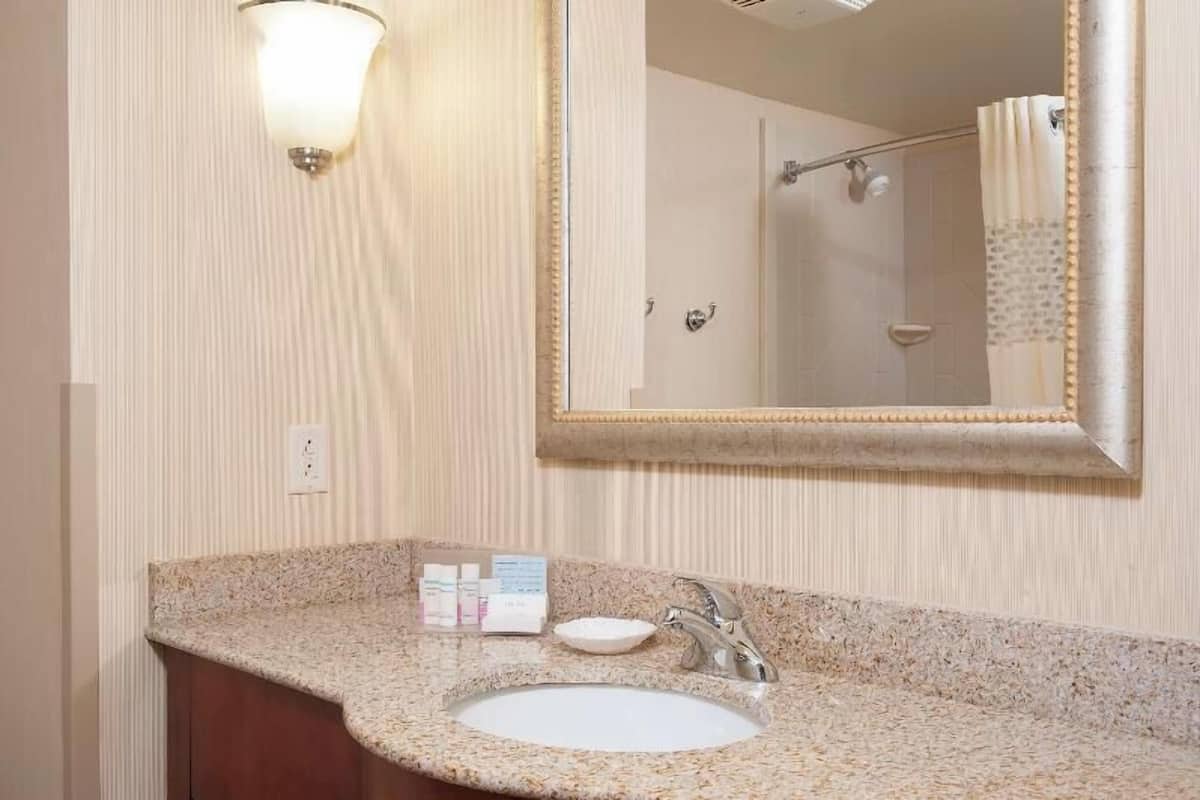 Bathroom | Free toiletries, hair dryer, towels