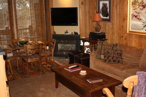 公寓客房, 2 間臥室 | 客廳 | 36 吋平面電視連有線電視頻道、電視、壁爐