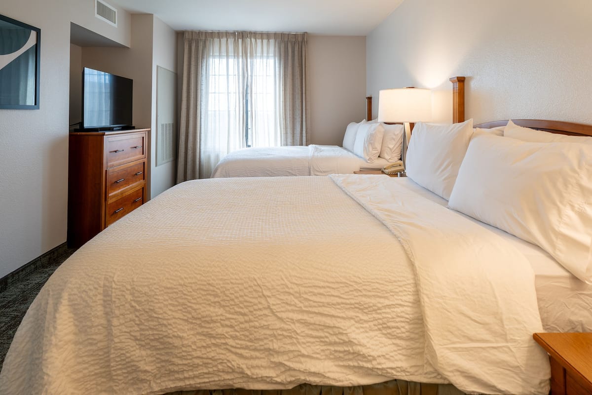 Suite, 2 Doppelbetten, Küche | 1 Schlafzimmer, hochwertige Bettwaren, Pillowtop-Betten, Schreibtisch