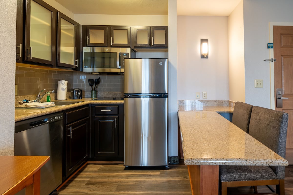 1 bedroom, premium bedding, pillow-top beds, desk