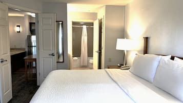 Suite, 1 très grand lit et 1 canapé-lit, cuisine | 1 chambre, literie de qualité supérieure, surmatelas, bureau