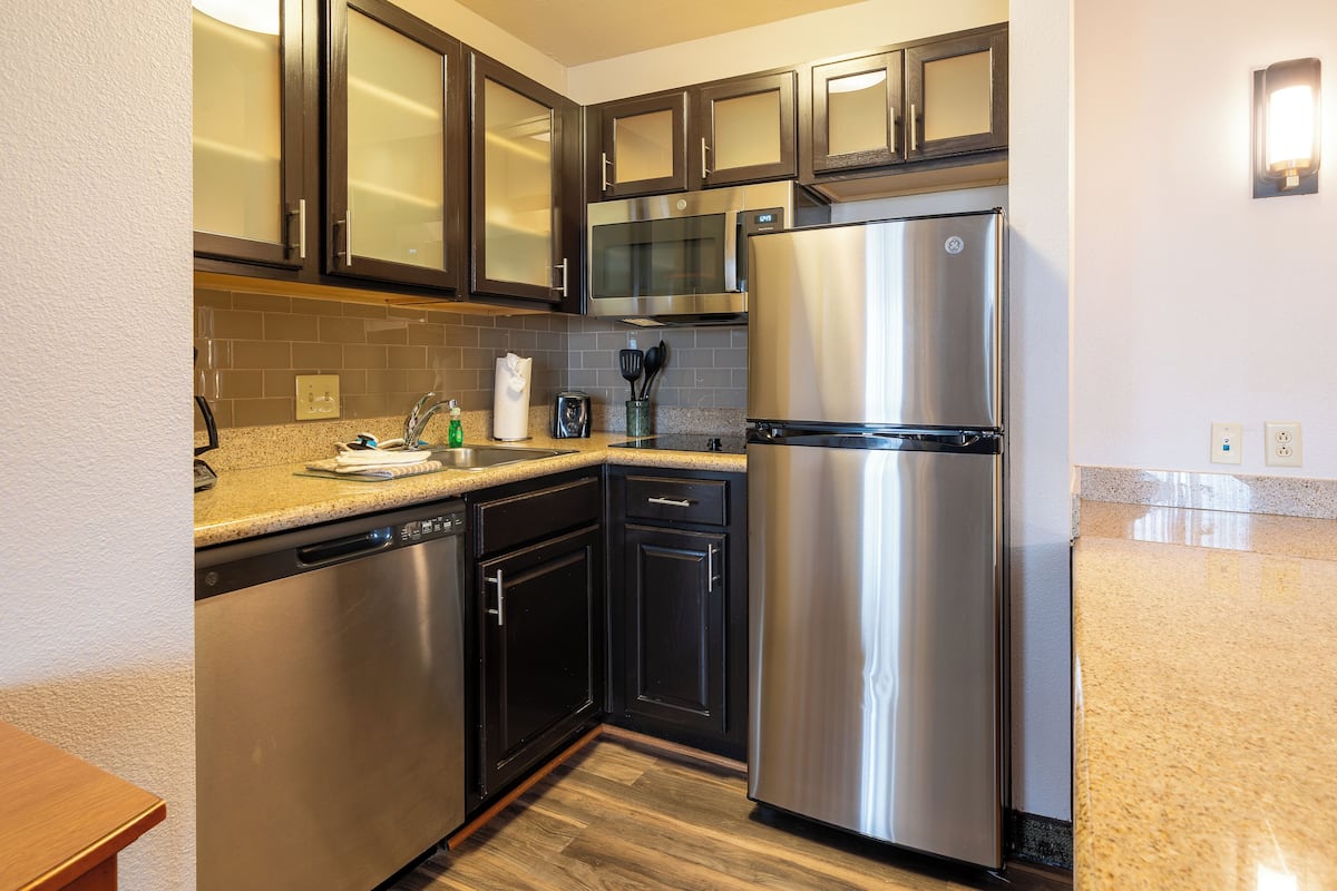 fridge, microwave, stovetop, dishwasher