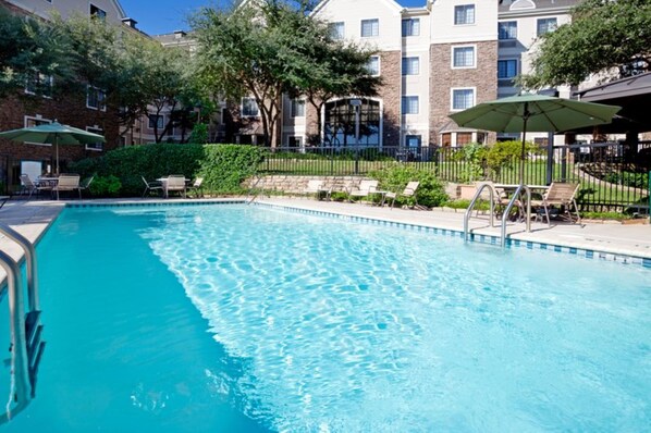 Outdoor pool, open 8:00 AM to 10:00 PM, pool umbrellas, sun loungers - Staybridge Suites Houston West / Energy Corridor by IHG (Houston)