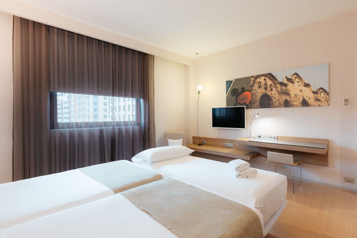 Egyptian cotton sheets, premium bedding, minibar, in-room safe