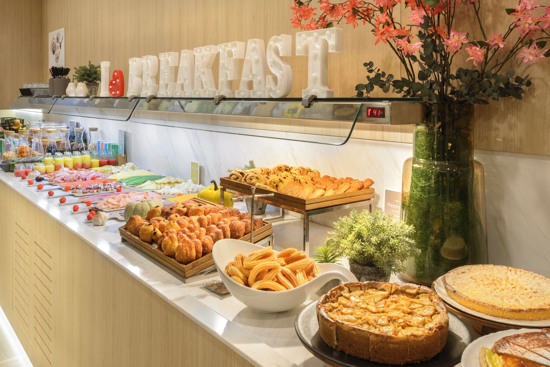 Buffet déjeuner servi tous les jours en supplément