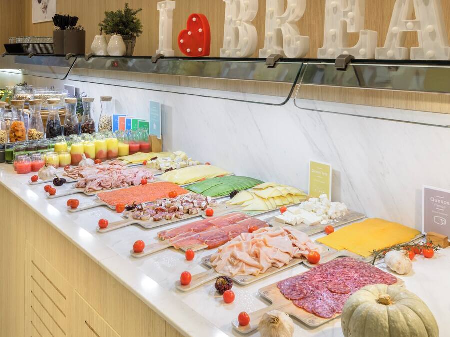 Buffet amb diferents plats i condiments.