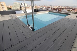 Una piscina al aire libre de temporada