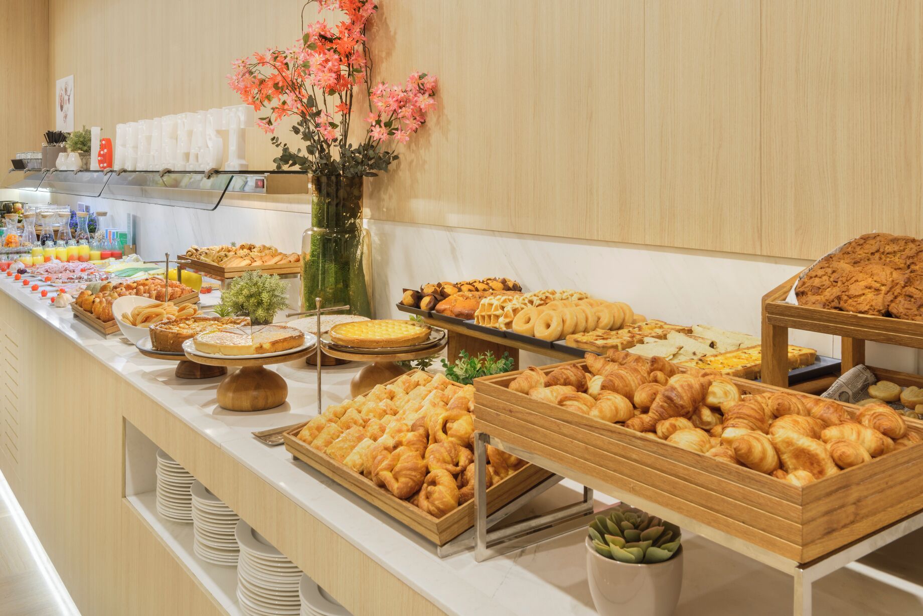 Un bufé con diferentes productos de panadería y repostería.