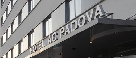 Vista frontal de la propiedad