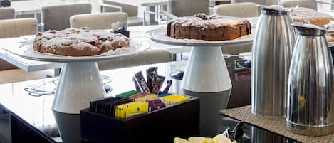 Petit déjeuner buffet (14 EUR par personne)