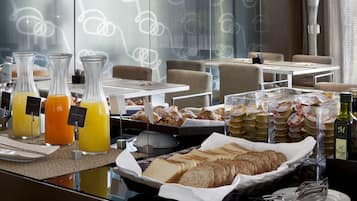 Tägliches Frühstücksbuffet (14 EUR pro Person)