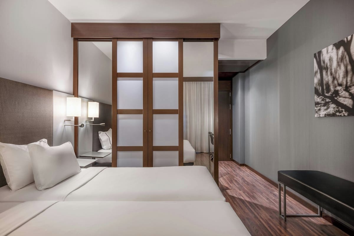 Minibar, caja de seguridad en la habitación y escritorio