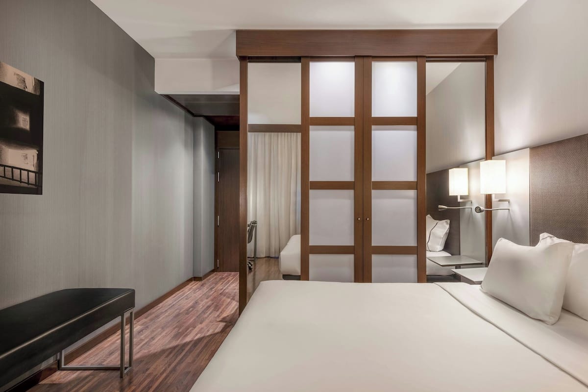 Minibar, caja de seguridad en la habitación y escritorio