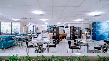 Petit déjeuner buffet (12 EUR par personne)