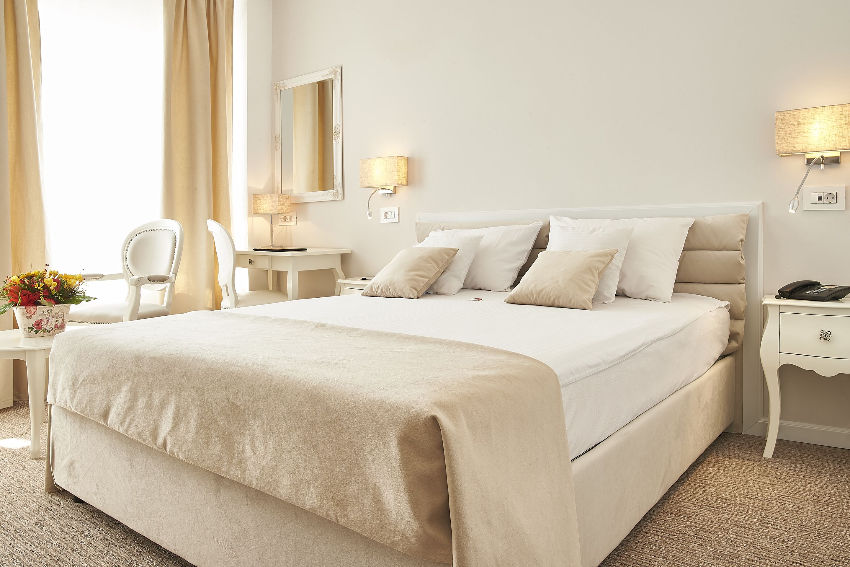 ميني بار وخزنة داخل الغرفة ومكتب ومساحة عمل للكمبيوتر المحمول