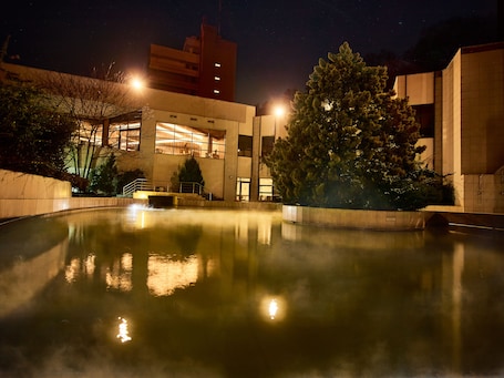 Alberca al aire libre, sombrillas en la alberca y camastros