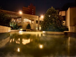 室外游泳池，池畔遮阳伞，日光浴躺椅