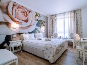 Minibar, coffres-forts dans les chambres, bureau