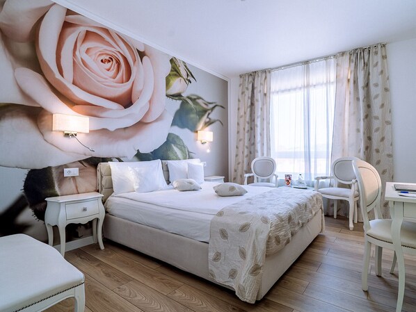 Standard Double Room | Minibar, in-room safe, desk, laptop workspace - Continental Forum Oradea (Oradea)