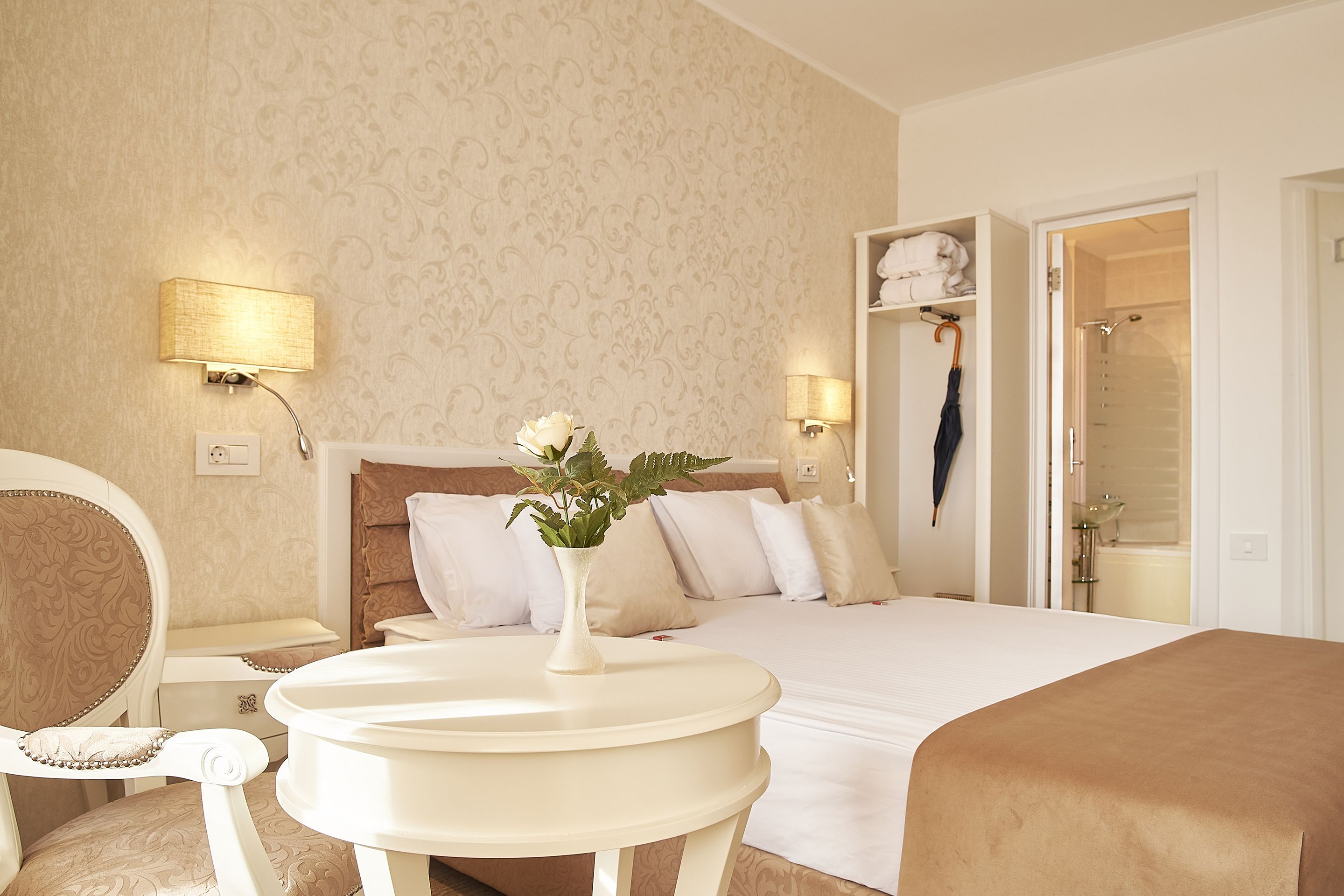 Deluxe suite | Een minibar, een kluis op de kamer, een bureau, een laptopwerkplek