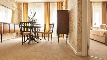 Deluxe-Suite | 1 Schlafzimmer, Minibar, Zimmersafe, Schreibtisch