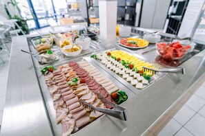 朝食 (ビュッフェ)、毎日提供 (有料)