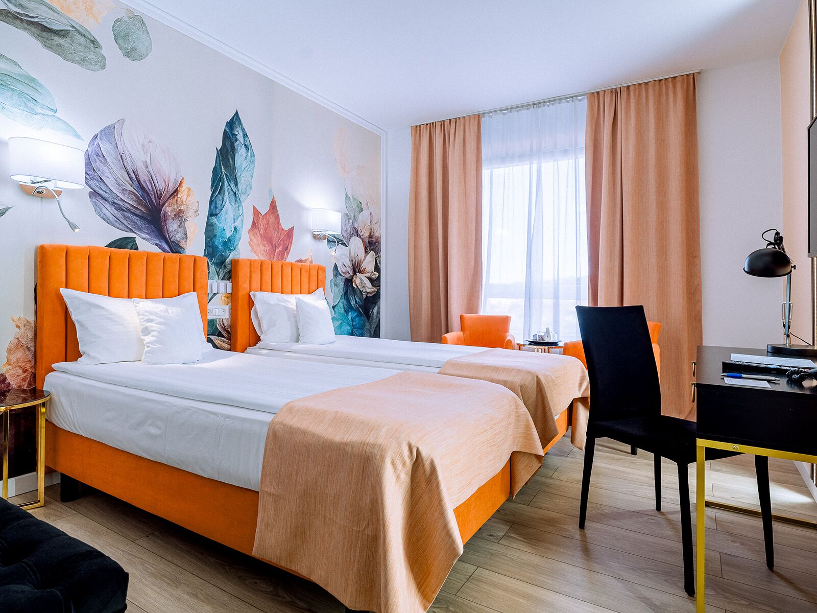 Ein Hotelzimmer mit einem großen Bett, einem Schreibtisch und einem Stuhl.
