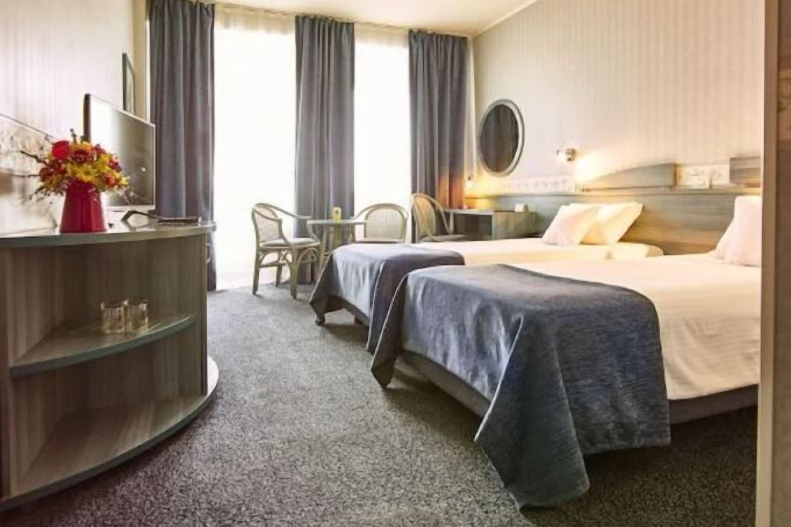 Minibar, safe på rommet, skrivebord og skrivebord for bærbar PC