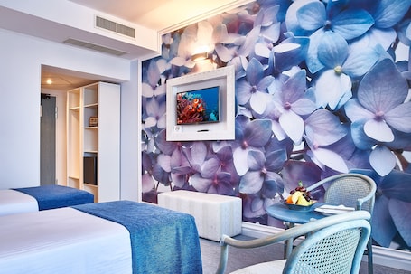 Business Twin Room | Minibar, in-room safe, desk, laptop workspace. Hotel Continental Forum Arad