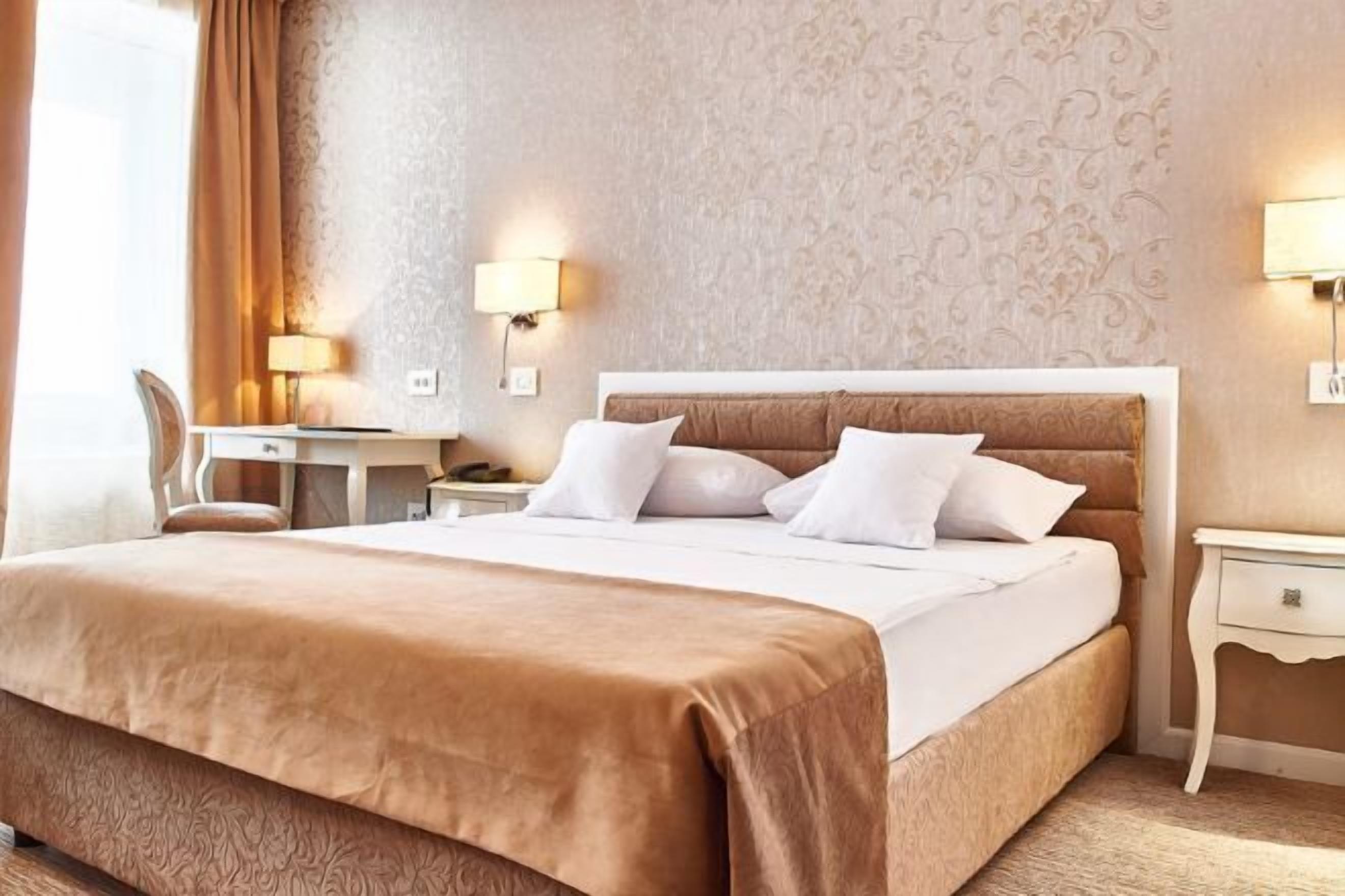 Een minibar, een kluis op de kamer, een bureau, een laptopwerkplek