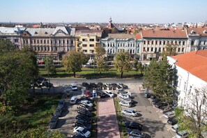 Ein Parkplatz mit mehreren Autos und einigen Fußgängern.