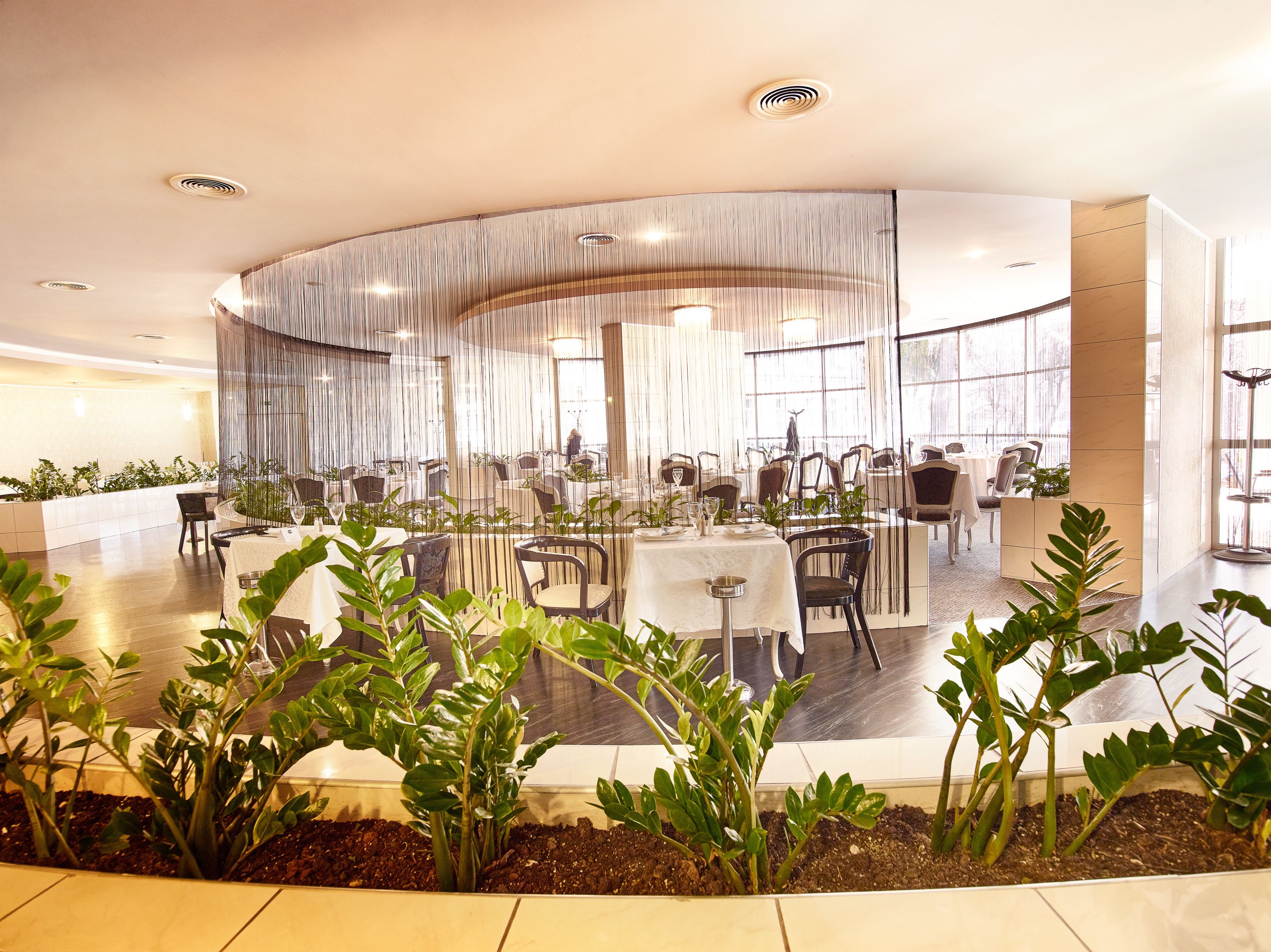 lunch and dinner served, international cuisine