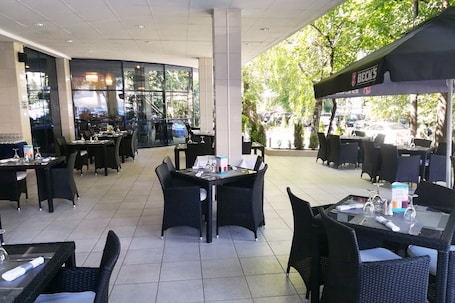 Terrace/patio. Hotel Continental Forum Arad