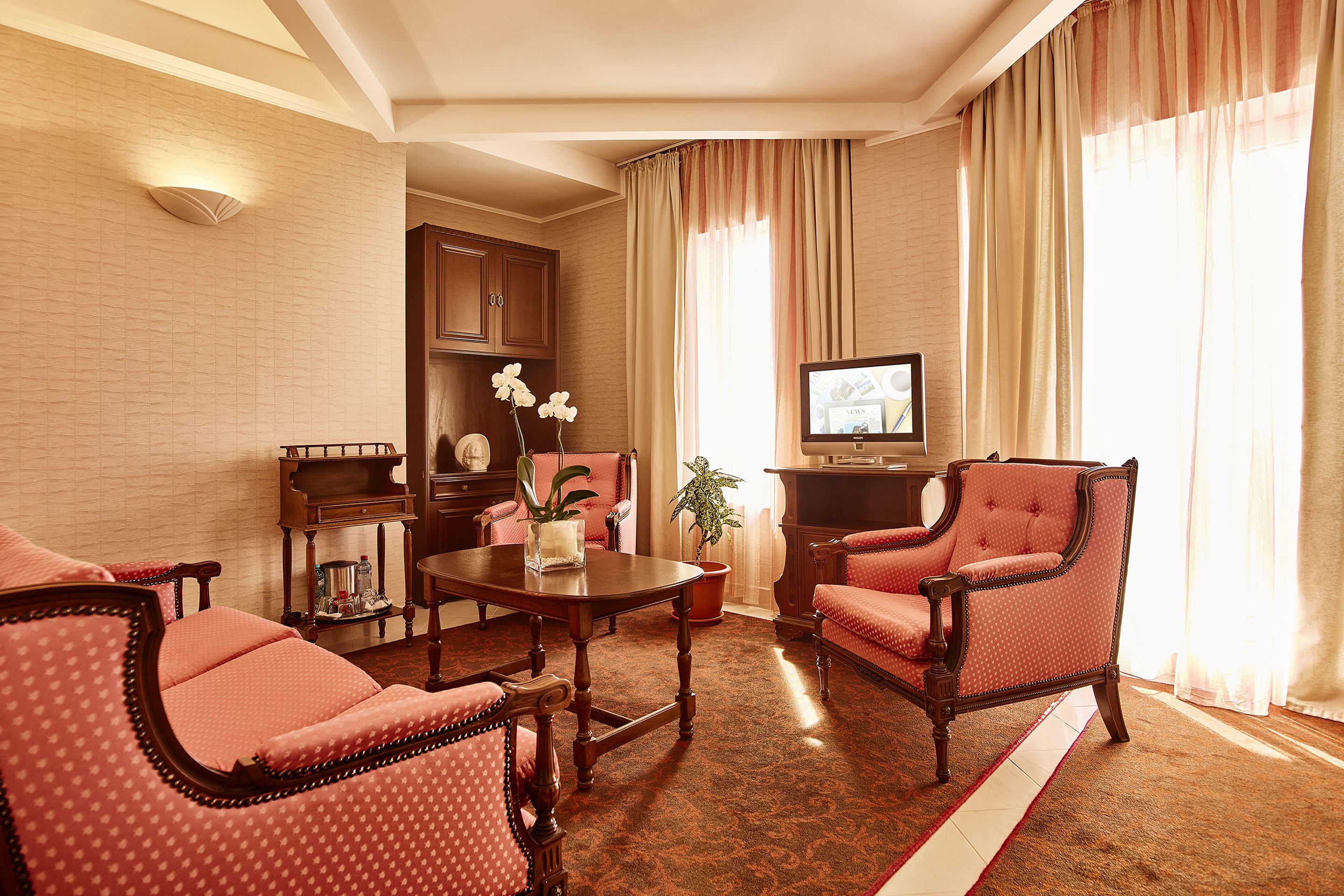 standard suite, 1 bedroom | 1 bedroom, minibar, in-room safe, desk