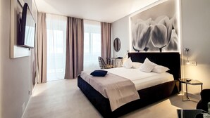 Phòng đôi Deluxe | Minibar, két bảo mật tại phòng, bàn 