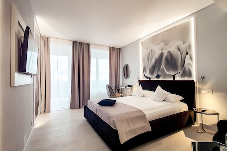 Deluxe Double Room | Minibar, in-room safe, desk, laptop workspace. Hotel Continental Forum Arad