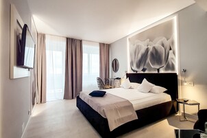 华丽双人房 | 迷你吧、客房内保险箱、办公桌、笔记本电脑工作区