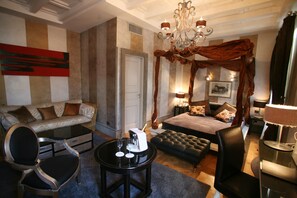 Premium bedding, minibar, in-room safe, desk - The Inn at the Roman Forum Luxury Collection - The Inn At The Roman Forum (Rome)