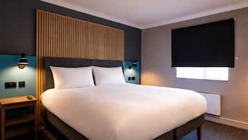 Dobbeltrom, 1 kingsize-seng | Skrivebord, skrivebord for bærbar PC og blendingsgardiner