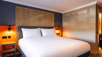 Bureau, espace de travail pour ordinateur portable, rideaux occultants