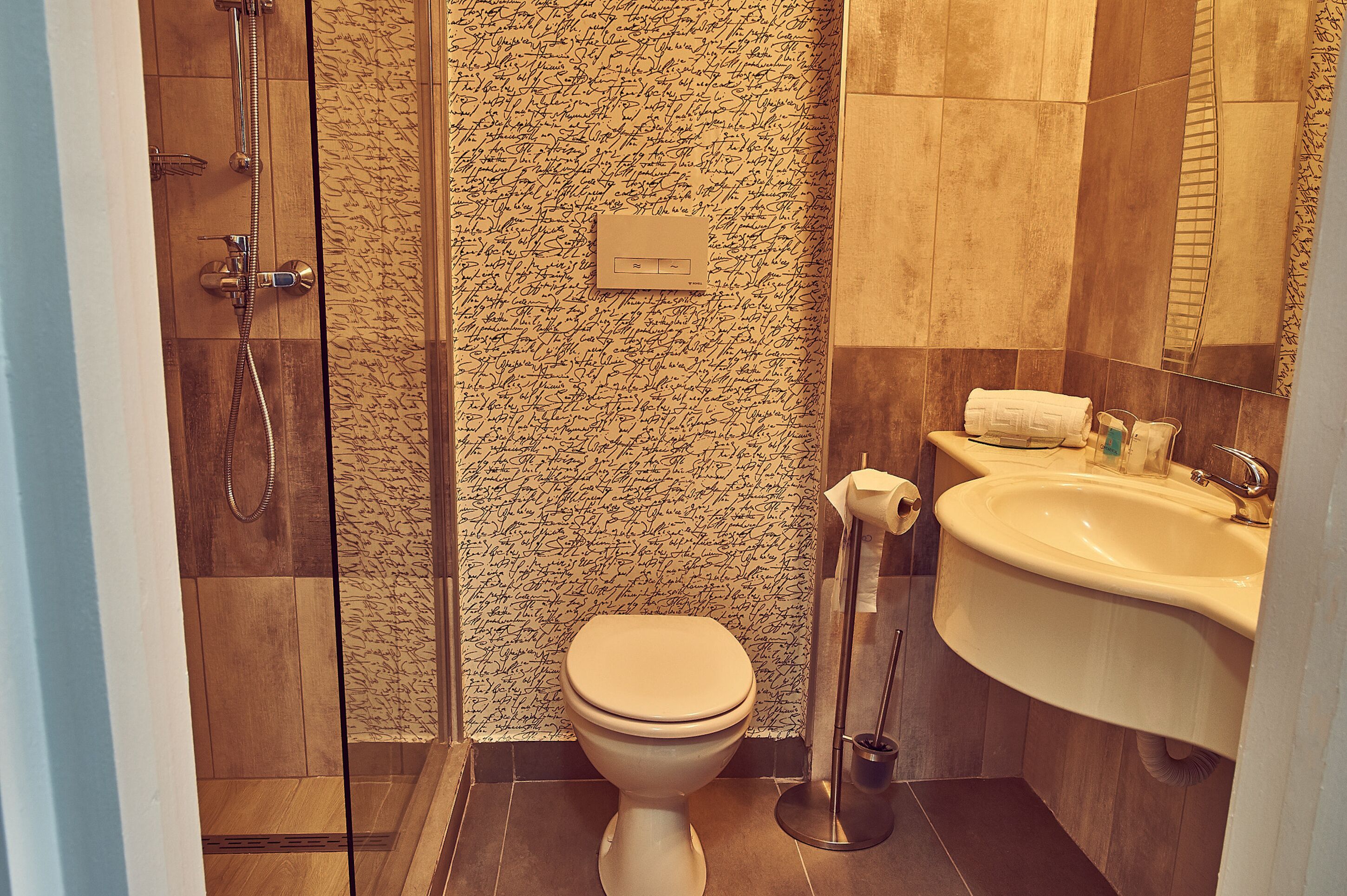 Ein Badezimmer mit Toilette, Waschbecken und Dusche.