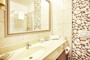 Ducha y bañera combinadas y artículos de higiene personal gratuitos