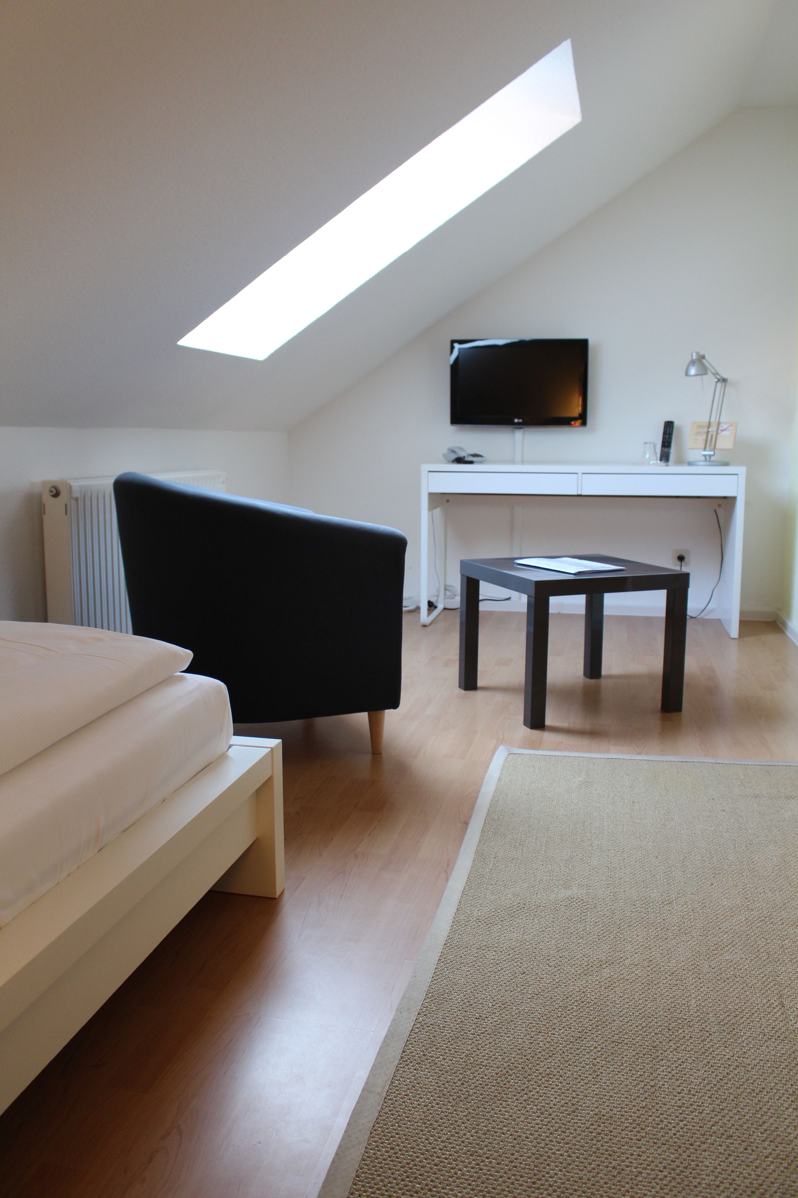 standard single room | in-room safe, desk, free cots/infant beds, rollaway beds