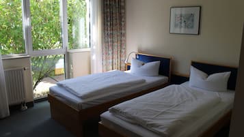 Tallelokero huoneessa, työpöytä, ilmaiset vauvansängyt, lisävuoteet