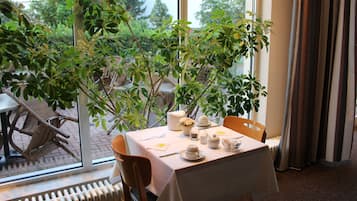 Se sirven comidas, cenas y cocina local con mesas al aire libre