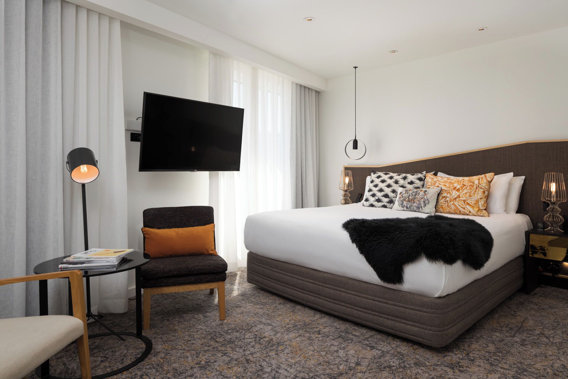 QT Deluxe King | Premium bedding, minibar, in-room safe, blackout drapes