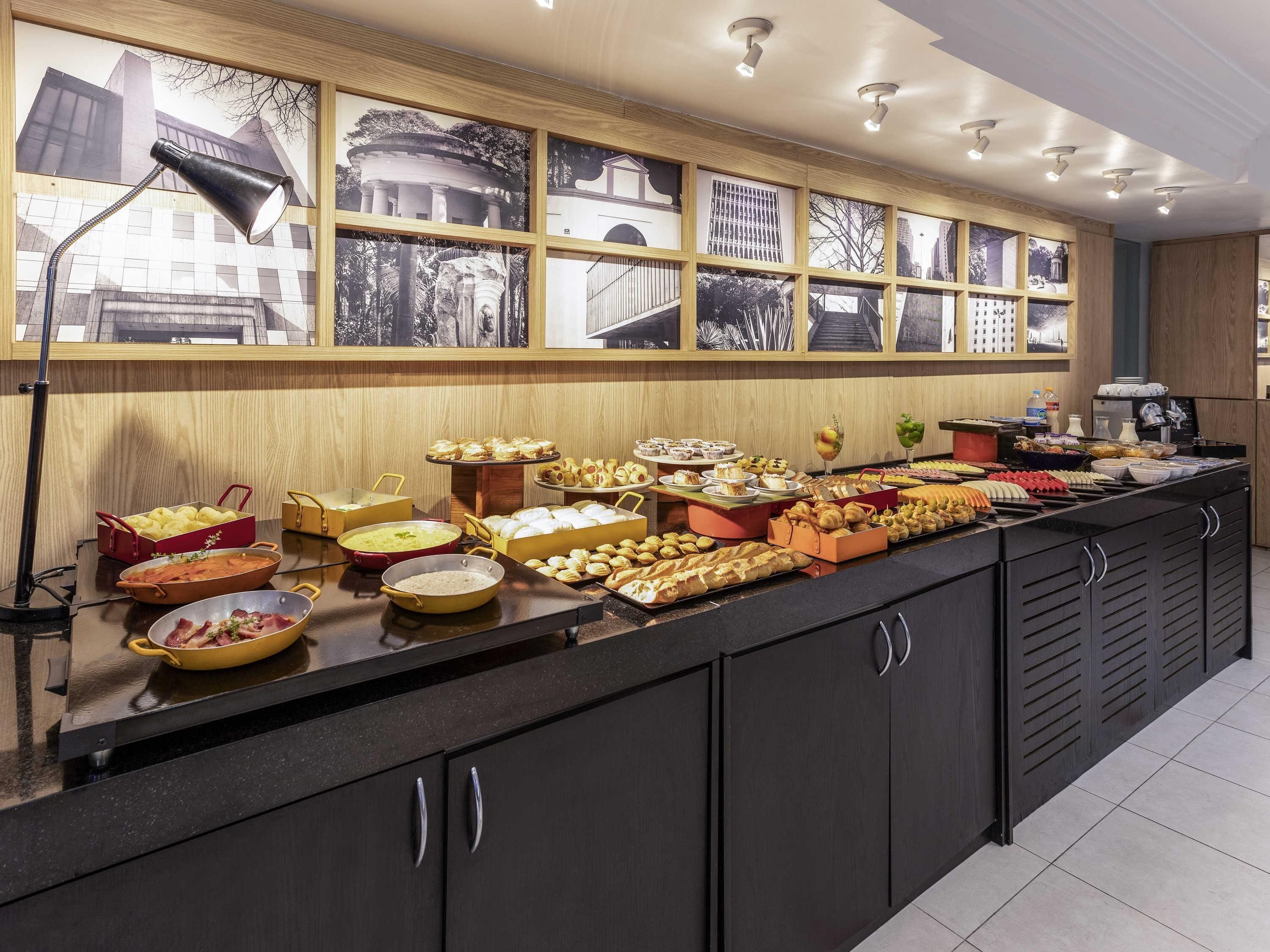 Phục vụ bữa sáng, b ữa trưa và bữa tối 