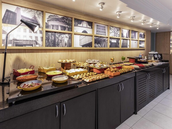 供应早餐、午餐和晚餐