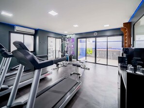 A gym with treadmills, weight machines, and a coffee station. - Mercure Sao Paulo Pamplona Hotel (São Paulo)