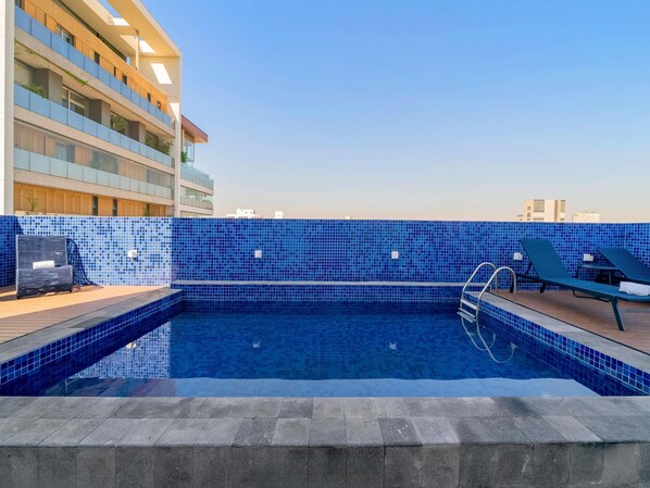 Outdoor pool, sun loungers